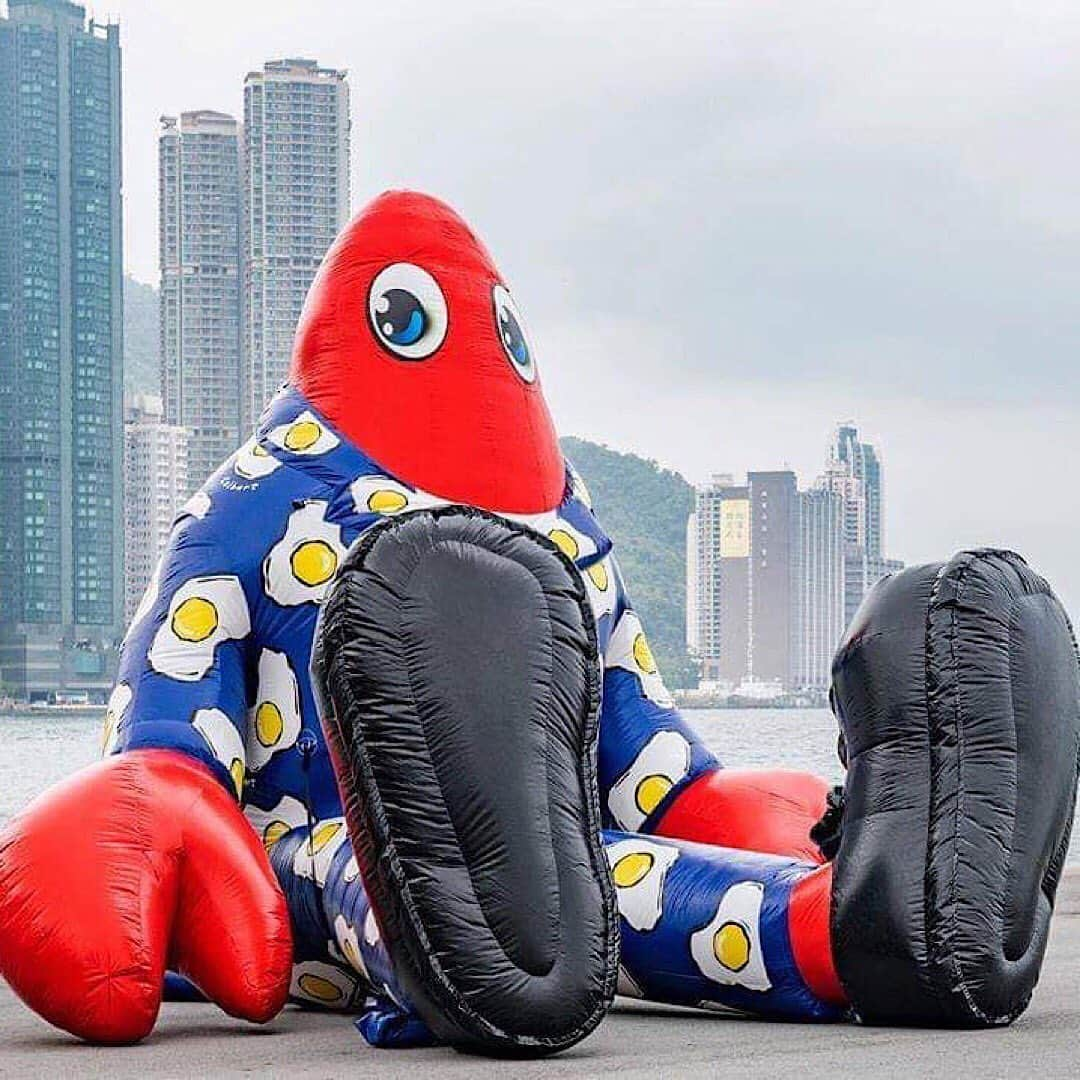 HYPEBEASTさんのインスタグラム写真 - (HYPEBEASTInstagram)「@hypebeastart: London-based artist @philipcolbert is set to present his first solo exhibition in Hong Kong’s @whitestonegallery.official. Entitled “Lobster Land,” Colbert’s cartoon lobster persona is observed on large- and small-scale paintings alongside vinyl figures and a giant float. The presentation is on view until June 28. Photo: Philip Colbert」5月25日 14時59分 - hypebeast