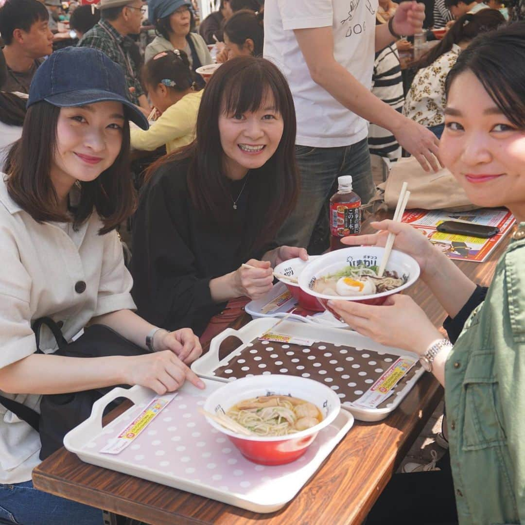 札幌ラーメンショー さんのインスタグラム写真 - (札幌ラーメンショー Instagram)「・ ・ ✨🎙ご来場してくれたお客さまにインタビュー🎙✨ ・ ・  札幌ラーメンショーにご来場しているお客さまに 直撃「ミニインタビュー」しました！🎙☺️✨ ・  インタビューした中には、 『実は去年も来ました！ラーメンも今日で３杯目です！また来ます！』とお答えして頂いたり、 ・  札幌ラーメンショーにこれから来るお客さまに このイベントの魅力を一言！とお願すると、 ・ 『最初のラーメンを食べながら、次のラーメンはどれにしようかな、と考えながら食べる楽しみが魅力かな。』ととても嬉しいコメントも頂きました☺️✨ ・ ・  インタビューにご協力頂いた皆様に感謝申し上げます✨  札幌ラーメンショー、 まだまだ盛り上がりを見せております！！ 皆さまのご来場心よりお待ちしております🍜😊 ・ ・ ♯札幌ラーメンショー ♯SAPPORORAMENSHOW」5月25日 13時35分 - sapporo_ramenshow