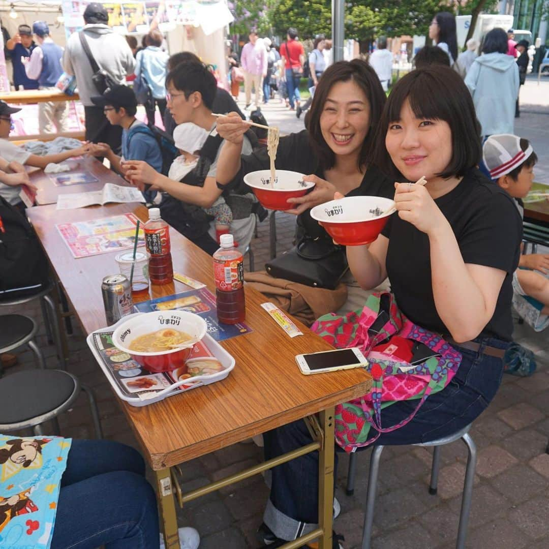 札幌ラーメンショー のインスタグラム：「・ ・ ✨🎙ご来場してくれたお客さまにインタビュー🎙✨ ・ ・  札幌ラーメンショーにご来場しているお客さまに 直撃「ミニインタビュー」しました！🎙☺️✨ ・  インタビューした中には、 『実は去年も来ました！ラーメンも今日で３杯目です！また来ます！』とお答えして頂いたり、 ・  札幌ラーメンショーにこれから来るお客さまに このイベントの魅力を一言！とお願すると、 ・ 『最初のラーメンを食べながら、次のラーメンはどれにしようかな、と考えながら食べる楽しみが魅力かな。』ととても嬉しいコメントも頂きました☺️✨ ・ ・  インタビューにご協力頂いた皆様に感謝申し上げます✨  札幌ラーメンショー、 まだまだ盛り上がりを見せております！！ 皆さまのご来場心よりお待ちしております🍜😊 ・ ・ ♯札幌ラーメンショー ♯SAPPORORAMENSHOW」