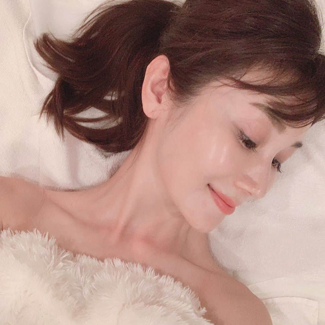 吉田美紀さんのインスタグラム写真 - (吉田美紀Instagram)「・ 感動のツルピカ肌になる 高濃度ヒト幹細胞培養液コース✨ ・ 洗顔→ピーリング →ハイパーナイフ小顔 →ヒト幹細胞培養液導入 →リフトアップ →顔筋マッサージ ・ 最新若返りアンチエイジング♡ ・ 生きた細胞を取り込み 自身の細胞を活性化していく 次世代エステコースなんですって✔︎✔︎ ・ @emiemhappy のゴッドハンドが加わり もたついたフェイスラインもすっきり！！ ・ #beauty #azabujuban #beautysalon #美容 #リックエステティックサロン #ヒト幹細胞エステ #ヒト幹細胞 #パーソナル痩身 #ビューティー #エステ #麻布十番」5月25日 13時29分 - miki__yoshida