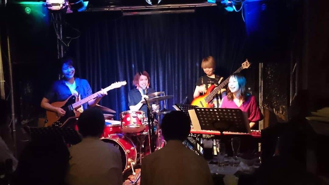 岡田真帆のインスタグラム：「昨日はおののいもこ@新宿サークルでした！ 久々の4人での演奏楽しかったなあ〜♡ 明日26日は久々にマホガニージャム開催しますー！ アフリカから帰ってきたばっかりのオルガン山本研と、最近なにかと乗りに乗ってるし色眼鏡を付け始めたサックス石井裕太とともに下北沢RPMでお待ちしてますので是非皆さん一緒にえんそうしましょう！ . 5月26日(sun) 19:30 start Charge ¥1500- 下北沢 rpm . 山本研 organ 石井裕太 sax 岡田真帆 drums .」