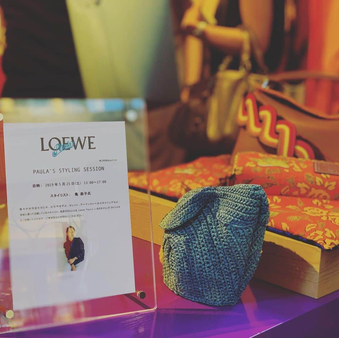 亀恭子さんのインスタグラム写真 - (亀恭子Instagram)「LOEWE 「パラウズ ロードトリップ」イベント at 大丸神戸店前 本日 13:00〜17:00まで 私が、 お客様にスタイリング・アドバイスでお手伝いさせて頂きます！ . . . 4月15日にローンチされた 「パウラズ　イビザ」という イビザ島をテーマにしたサマー・ラインの、 ポップアップ・ストア。 . . カスタムしたトレイラーを屋外に設置して、青い空の下でお待ちしてます。 是非ぜひお立ち寄り下さい❤︎ . . #loewe #2019ss #loewedaimarukobe #popup #personalstyling」5月25日 13時39分 - kame_kyo