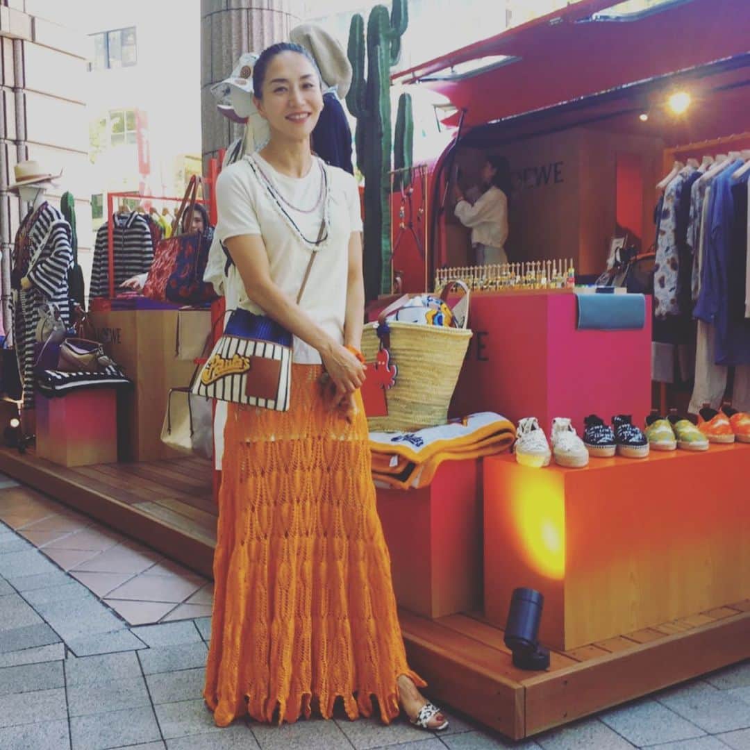 亀恭子のインスタグラム：「LOEWE 「パラウズ ロードトリップ」イベント at 大丸神戸店前 本日 13:00〜17:00まで 私が、 お客様にスタイリング・アドバイスでお手伝いさせて頂きます！ . . . 4月15日にローンチされた 「パウラズ　イビザ」という イビザ島をテーマにしたサマー・ラインの、 ポップアップ・ストア。 . . カスタムしたトレイラーを屋外に設置して、青い空の下でお待ちしてます。 是非ぜひお立ち寄り下さい❤︎ . . #loewe #2019ss #loewedaimarukobe #popup #personalstyling」