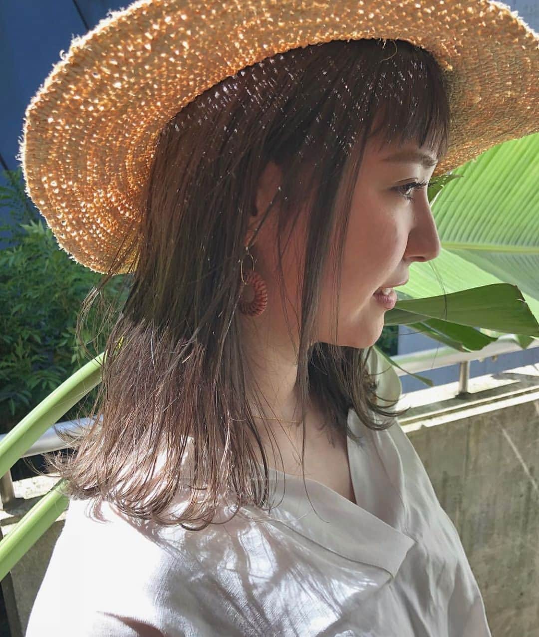 カワシリアツシのインスタグラム：「夏っぽいカラーを☺︎ ・ ・ ・ ・ブリーチの回数がわからない。 ・値段が気になる。 ・ダメージが心配。など なんでもご気軽にご相談ください😊 ・ ご予約やご相談はURLもしくはDM・LINEにて待ちしております🙆‍♂️ ・ ・ ・ ご予約はトップページURLをクリック😊 もしくはDMください✉️ ・ ネットで×になってても お取りできるお時間もございますので、 ご気軽にご相談ください🙆‍♂️ ・  #アディクシー #イルミナカラー  #外国人風カラー #ミニボブ #切りっぱなしボブ #ハイライト #外ハネ #グラデーション #外国人風 #ポートレート #美容室 #美容院 #美容学生 #撮影 #東京 #渋谷  #ショートヘア #グレージュ  #ブルージュ #ブリーチ #portrait #フィルムカメラ #hairstyle #ショートカット #haircolor #ハイトーン #데일리룩 #时尚 #แฟชั่น#デジキュア」