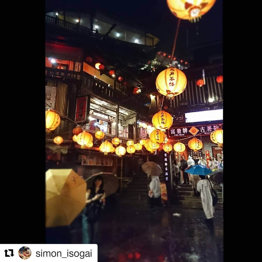 のインスタグラム：「即將在8月3日舉辦的磯貝Simon首次台灣演出，演唱會門票從今天開始於KKTIX販售！由於是首次在台灣開唱，選曲會像精選輯一樣，唱好唱滿。期待在夏天與台灣的大家見面！  台湾の皆さんと夏に会えるのを楽しみにしています！日本国内の皆さんはイープラスにて今日から磯会先行受付も始まっています。要チェック♫  #磯貝サイモン #台湾 #写真は2年前に台湾行った時の九フン  台湾KKTIX https://romanticoffice.kktix.cc/events/islandspecial  イープラス http://eplus.jp/isokai-fc/」