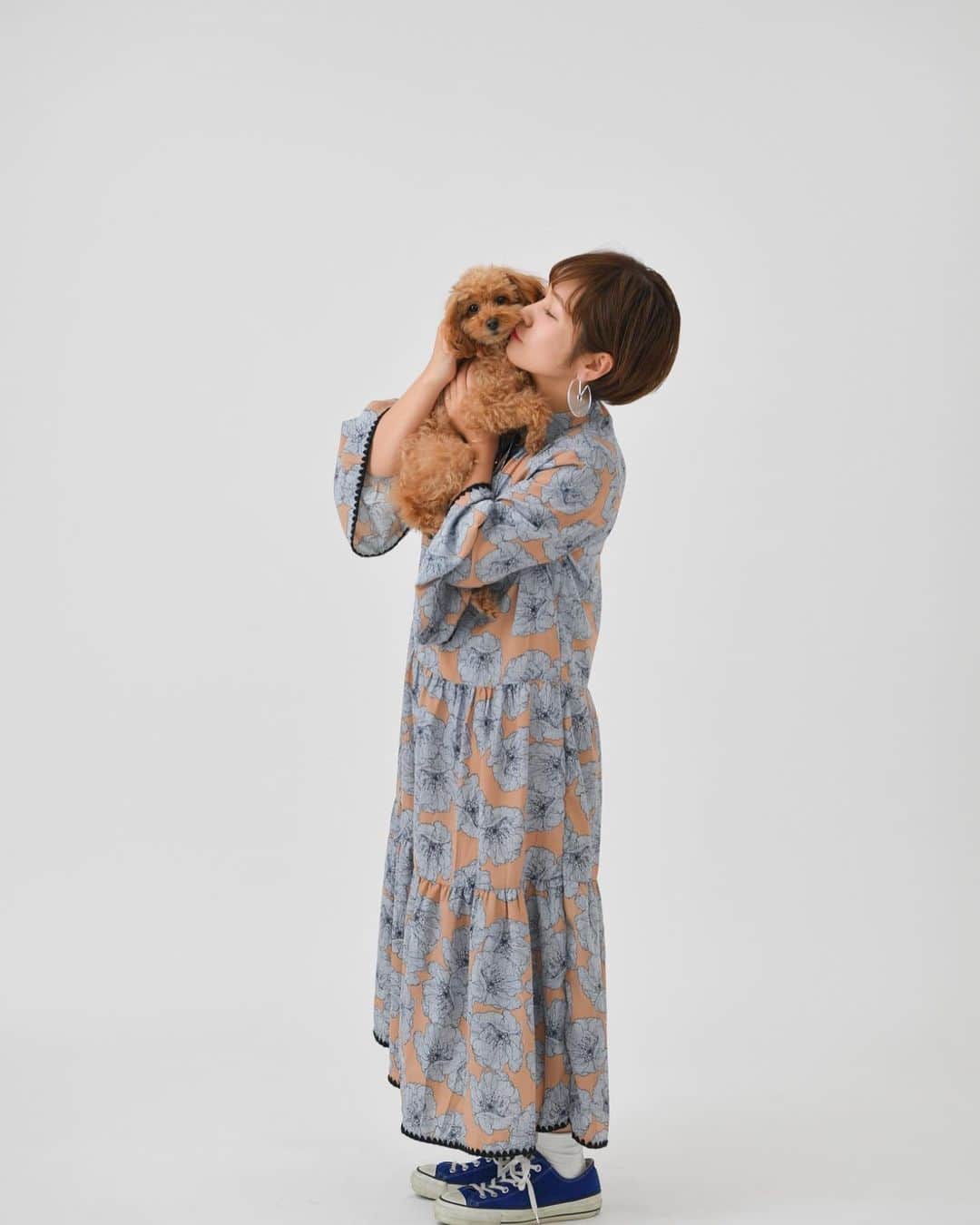 近藤夏子さんのインスタグラム写真 - (近藤夏子Instagram)「愛犬のアンちゃまとパシャリしていただいたよ📷 職権乱用なの承知で、家族写真です。笑 あぁ、、可愛い😍💕 #愛犬 #トイプードル #アンちゃま #howsphotostudio #米子」5月25日 13時46分 - kondonatsuko