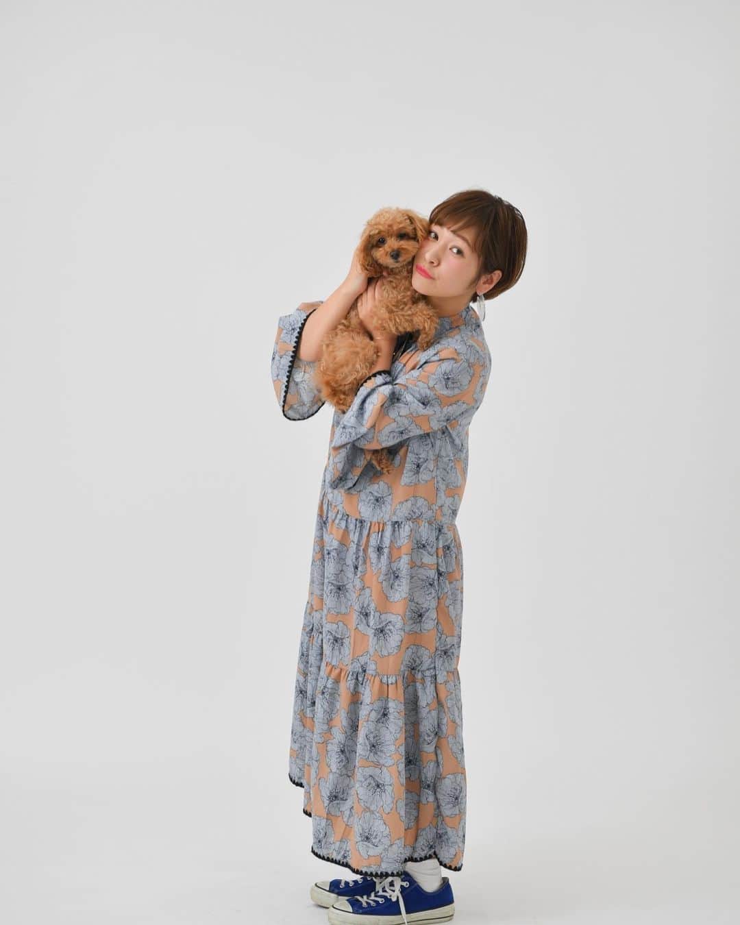 近藤夏子さんのインスタグラム写真 - (近藤夏子Instagram)「愛犬のアンちゃまとパシャリしていただいたよ📷 職権乱用なの承知で、家族写真です。笑 あぁ、、可愛い😍💕 #愛犬 #トイプードル #アンちゃま #howsphotostudio #米子」5月25日 13時46分 - kondonatsuko