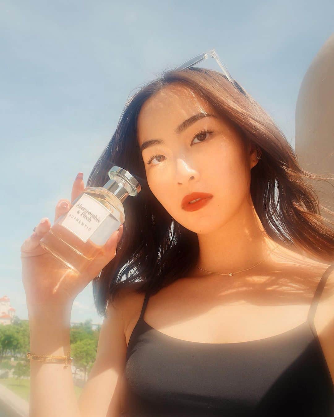 ソニアのインスタグラム：「After being in this industry for a number of years, I realise the one thing that is ever so important, is to stay genuine. Not just to your followers and fans, but also to yourself. Every spritz of this scent reminds me to stay bold and confident, but sweet - while never forgetting to use my work to do good 🖤  #IamAuthentic #AuthenticByAF #AFAuthentic #ad」