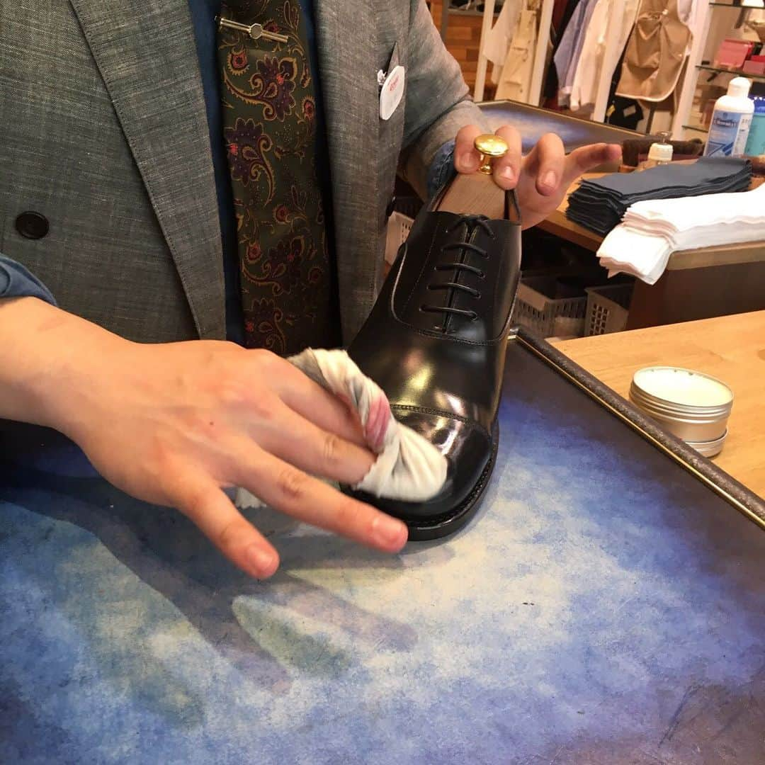 m.mowbrayさんのインスタグラム写真 - (m.mowbrayInstagram)「. 本日より2日間、Championship of Shoeshining in London 2019 優勝  Y's Shoeshine 杉村祐太さんが入店中！  さらに、靴磨き選手権2019ファイナリスト FANS.浅草本店 三村ミチオ氏も入店しております！  時間は11時〜20時（途中休憩あり）  混雑されることが予想されますので、少しお待ちいただく可能性がございます。ご了承くださいませ。  世界一の磨きを品川で体験出来る貴重な機会となっておりますので、是非皆様のご来店をお待ちしております。  #fansshinagawa#fansasakusa #ecute#ecuteshinagawa #エキュート#エキュート品川 #ysshoeshine#y_s_shoeshine#shizuoka #tokyo#shinagawa#shinagawastation #mmowbray#mowbray#illuminashine  #shoecare#shoeshine#shoestagram #shoes#shoeholic#shoesnob#shoestyle #shoesfashion#basic#basicshoecare」5月25日 13時47分 - m.mowbray