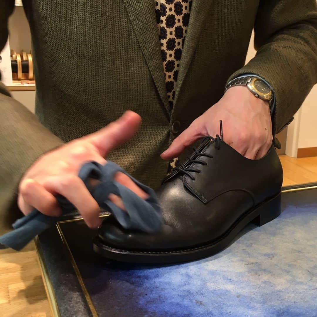 m.mowbrayさんのインスタグラム写真 - (m.mowbrayInstagram)「. 本日より2日間、Championship of Shoeshining in London 2019 優勝  Y's Shoeshine 杉村祐太さんが入店中！  さらに、靴磨き選手権2019ファイナリスト FANS.浅草本店 三村ミチオ氏も入店しております！  時間は11時〜20時（途中休憩あり）  混雑されることが予想されますので、少しお待ちいただく可能性がございます。ご了承くださいませ。  世界一の磨きを品川で体験出来る貴重な機会となっておりますので、是非皆様のご来店をお待ちしております。  #fansshinagawa#fansasakusa #ecute#ecuteshinagawa #エキュート#エキュート品川 #ysshoeshine#y_s_shoeshine#shizuoka #tokyo#shinagawa#shinagawastation #mmowbray#mowbray#illuminashine  #shoecare#shoeshine#shoestagram #shoes#shoeholic#shoesnob#shoestyle #shoesfashion#basic#basicshoecare」5月25日 13時47分 - m.mowbray