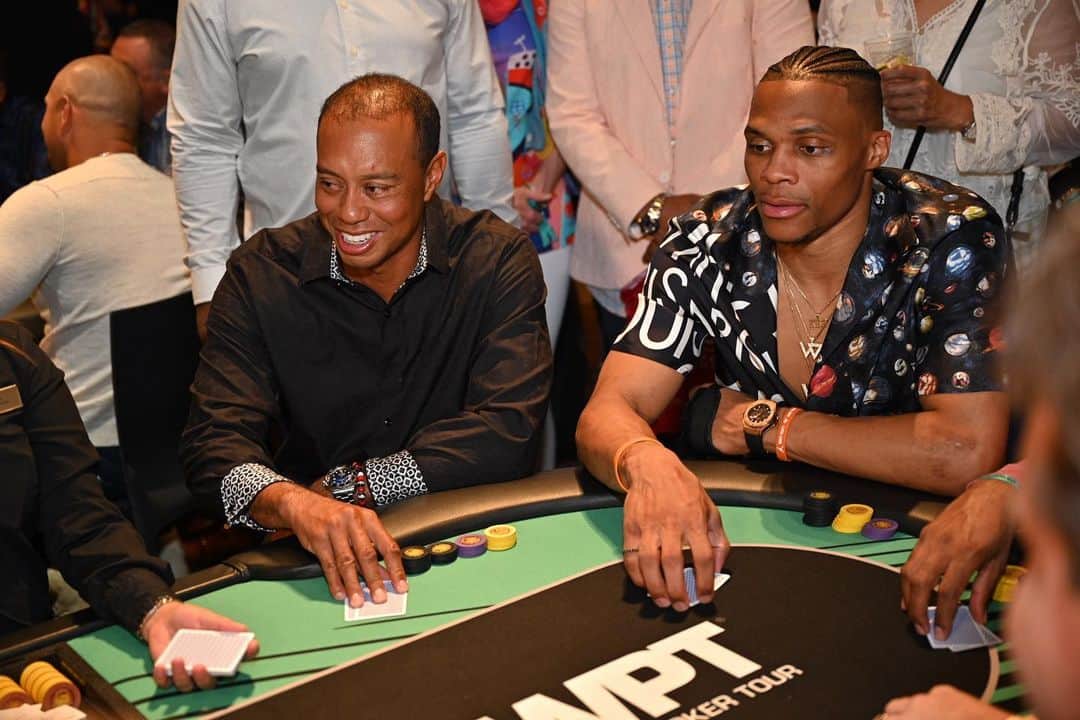 タイガー・ウッズのインスタグラム：「Thanks @russwest44 for coming out to poker night at #TigerJam and raising money for @tgrfound. Had a blast man!」