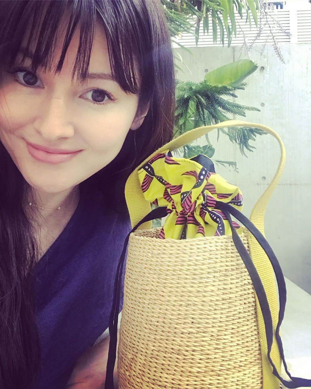 橋本麗香のインスタグラム：「MYLAN THE EARTH  @keikosasaki_mylan が地球の事を考える取り組みを始めました🌎💕 そう言う取り組み本当に素敵✨✨✨✨✨🙏🏻 ． @cloudy.tokyo とのコラボバックやケニヤから直接買い付けてきたカゴバッグなど新宿伊勢丹2階で購入可能です💚 ． 私は黄色をセレクトしました💛 使いやすくて毎日使ってます😍💕」