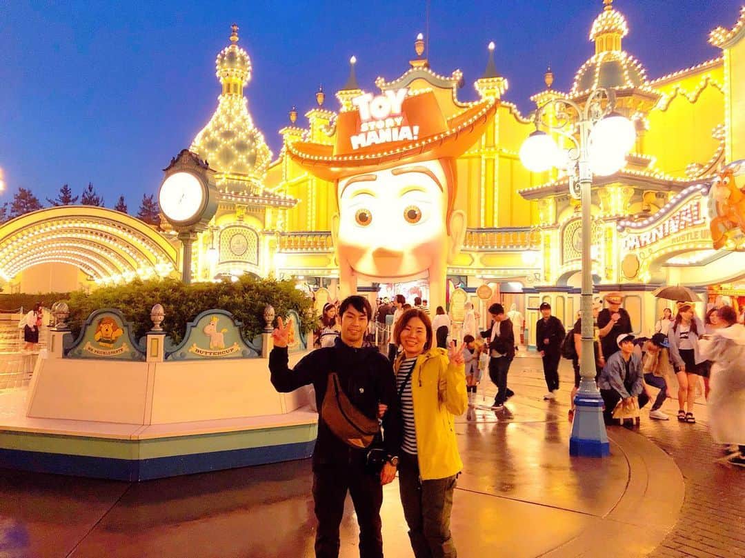 のインスタグラム：「Rainy Disney Sea was also beautiful💖☔️🐭 ・ 先日のリハビリ＆定期検診の日、大雨にもかかわらず、岳ちゃん @kurara.4645 と午後からディズニーシーへ特攻‼️ ・ お互い完全防備(防水のアウトドアジャケット・レインパンツ・防水シューズ)で行ったので、ある意味快適(？)に雨の中でも動き回れました👍(どれくらいの豪雨だったかは、後ろの方の動画を参照。洞窟の雨漏りには笑ったwww) ・ この天候だったから、最高に空いている平日ディズニーでした😂(トイストーリー・マニアも平均が60分待ち‼️) ・ いつもより滞在時間は短かったし、休憩を挟みながらの散策だったけれど、怪我して以来初めて非日常を満喫できて本当に楽しかったー🥰 ・ 普段は乗り物メインだからスキップする予約の必要なレストラン(リストランテ・ディ・カナレット)やダッフィーにも会いに行ったし、雨の日の夜しか見れない光景も観れたし、階段降りるリハビリもたくさんしたし、この日のコンディションに合わせた楽しみ方ができました♪ ・ #東京ディズニーシー #ディズニーシー #ディズニーリゾート #東京ディズニーリゾート #ディズニーデート#tokyodisneysea #disnesea #tokyodisneyresort #努力は絶対裏切らない #ろぎ子の復活までの記録 #膝脱臼 #複合靭帯損傷 #前十字靭帯断裂 (ACL) #後十字靭帯断裂 (PCL) #内側側副靱帯断裂 (MCL) #内側膝蓋大腿靭帯断裂 (MPFL)  #前十字靭帯再建 #後十字靭帯再建 #半月板縫合 #半月板部分切除」