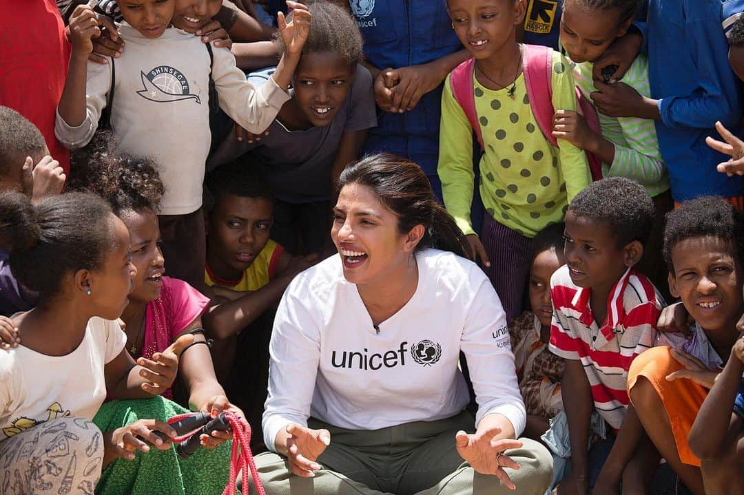 Just Jaredさんのインスタグラム写真 - (Just JaredInstagram)「@priyankachopra shares touching photos from her trip to Ethiopia with @unicef! #PriyankaChopra Photos: UNICEF」5月25日 14時11分 - justjared