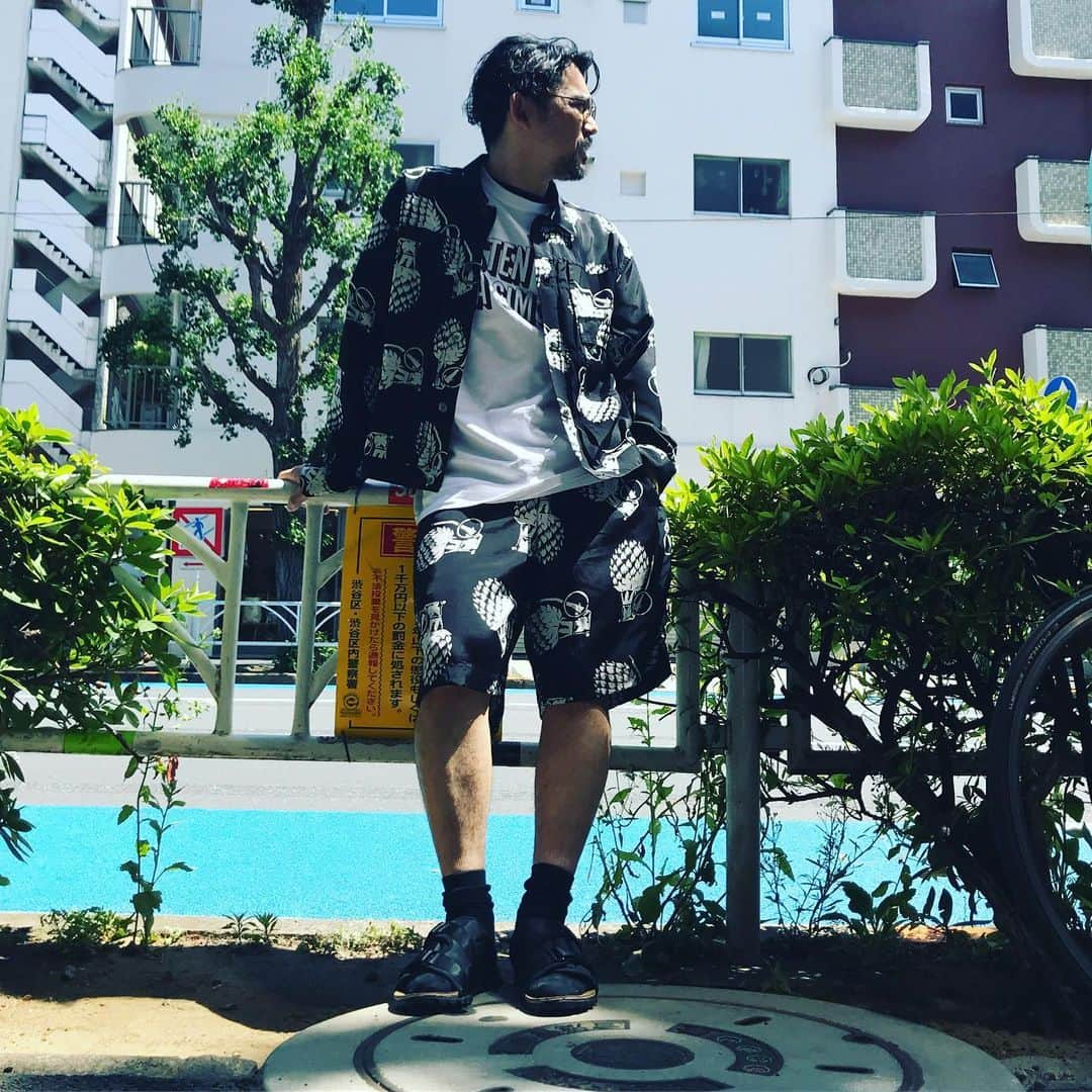 岡田義徳さんのインスタグラム写真 - (岡田義徳Instagram)「今日は良い天気。 RAYON素材のセットアップは今日みたいに暑くても涼しー。 お気に入りアイテム。 @vel_tyo_nexusvii  #岡田義徳  #メンズファッション #NEXUSⅦ #ネクサスセブン #セットアップ」5月25日 14時09分 - yoshinori_okada_44