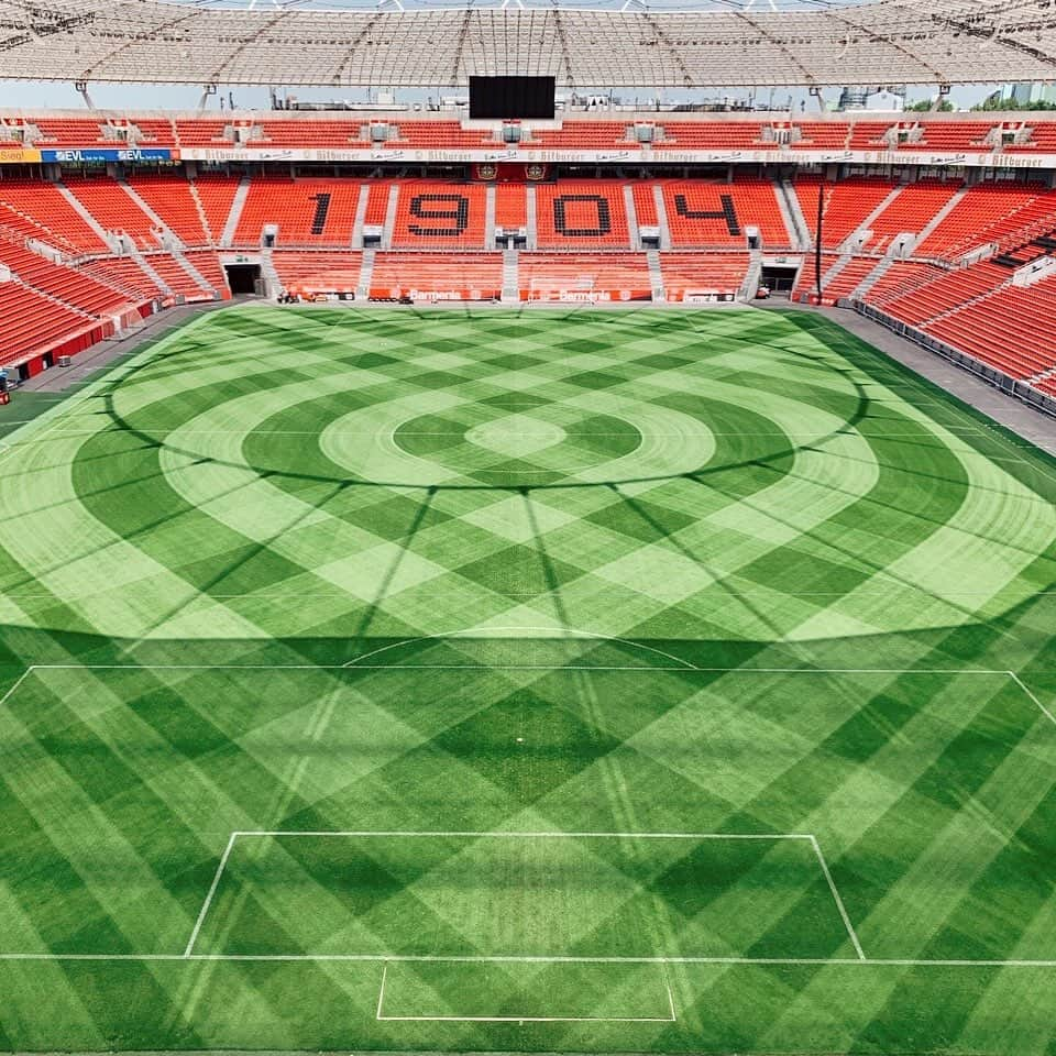 バイエル・レバークーゼンさんのインスタグラム写真 - (バイエル・レバークーゼンInstagram)「👨‍🎨Art ⚫️❤️ 😍 #BayArena #StärkeBayer fantastic work by our Greenkeepers 👏 #greenkeeping #perfectpitch 🌱👌 . .  For the perfect pitch the grass has to be trimmed sometimes from a different angle. (Not just from right to left, to help the referee in terms of offside decisions) Isn’t it beautiful? 😍」5月25日 14時03分 - bayer04fussball