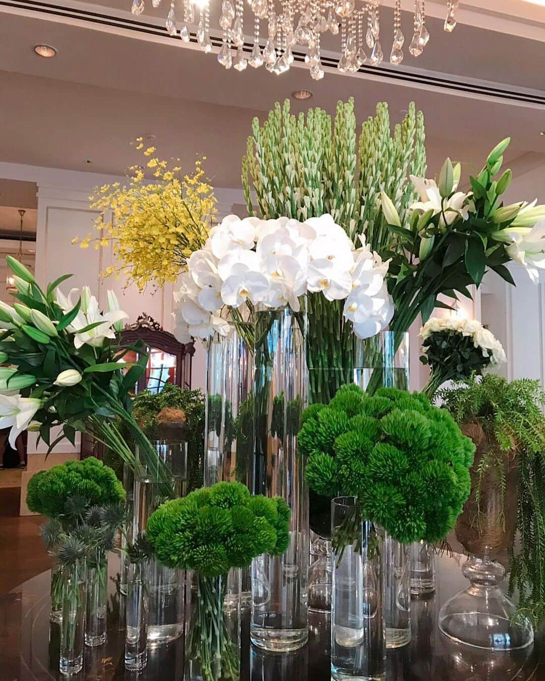 キャシー中島さんのインスタグラム写真 - (キャシー中島Instagram)「ハイアットパークホテルのロビー🏨 ここのフラワーディスプレイはいつもステキ。 真ん中のまっすぐな花はチューバローズ、とてもいい香りです。」5月25日 14時03分 - official_kathynakajima