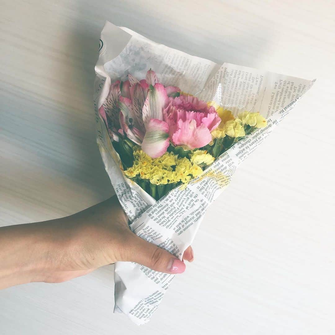 瀧山あかねさんのインスタグラム写真 - (瀧山あかねInstagram)「定期的に届くお花がきました💐 可愛い。そしていい香り。 お花がある生活💓 #bloomeelife」5月25日 14時07分 - takiyama_akane