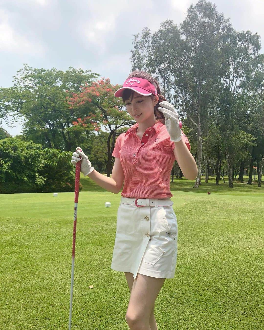 麻亜里さんのインスタグラム写真 - (麻亜里Instagram)「ゴルフday⛳️🏌️‍♀️ 最近ちょっと調子いいから楽しい😝 ゴルフの時も肋骨閉じて歩いてます🚶‍♀️笑 いつでもヨガ意識。  ゴルフウェアはサンバイザー、上下共にcallaway🧡 そして大好きなお花🌻 ひまわり、ひまあり、、まあり…🤭🤫😮😬 . #ゴルフ #ゴルフ女子 #callaway #ゴルフウェア #ひまわり #向日葵」5月25日 14時20分 - maari.0108