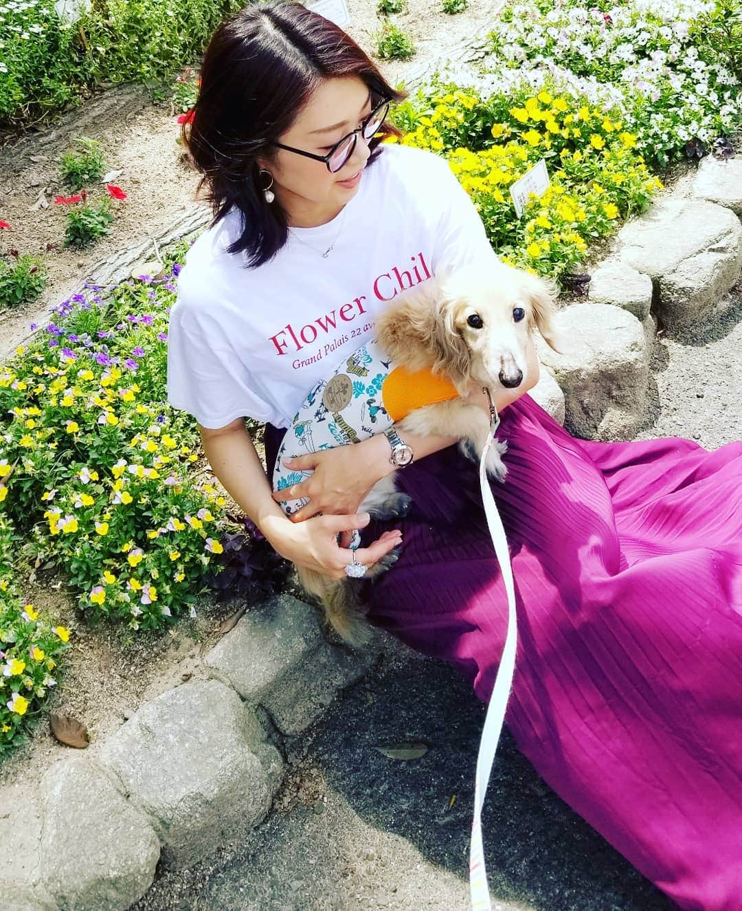 ERINA UENOさんのインスタグラム写真 - (ERINA UENOInstagram)「. 暑いのでちょいさんぽ🐶 2枚からふたりして👀がヤバめ。笑 😸さまにも遭遇。 . Flower gardenで Flower logo T-shirtsでした// . 今日もhot…。 . . #Fukuoka #FukuokaCity #fashion #韓国fashion #コーディネート #散歩 #犬 #dog  #ミニチュアダックス #ダックス」5月25日 14時23分 - erina_flowdia