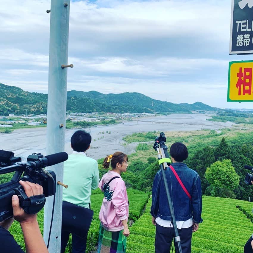 テレビ東京「土曜スペシャル」さんのインスタグラム写真 - (テレビ東京「土曜スペシャル」Instagram)「. 大井川鐵道沿いを流れる雄大な大井川が望める#絶景スポット を発見！感動する福澤さんとコカドさん 奈々ちゃん、どこ見てんの！？ 今夜6時3０分からの#土曜スペシャル #鉄道 沿線ひたすら歩き旅５ #お楽しみに！  #テレビ東京 #大井川鐵道 #土曜スペシャル #鉄道沿線 #鉄道ファン #絶景 #列車 #ローカル鉄道 #秘境 #福澤朗 #鈴木奈々 #ロッチ #コカド」5月25日 14時24分 - tvtokyo_dosupe