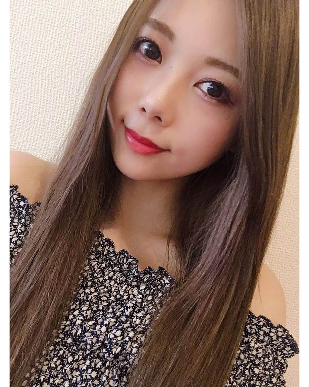 西村季里子のインスタグラム：「・ 暑くなるとメイクが濃くなるネ👁♥️ でも肌は、日焼け止めとクッションファンデのみ👌🏻 毎日メイクしてるから そろそろお肌休ませたいな〜🧠 これから美容院🎀何色にしよう〜🎀 順調に体重が落ちてて、今美容が楽しい時💪🏻 #美容院#ヘアカラー#サロン#サロモ #ブリーチヘアー#美容#ダイエット #メイク#アイメイク#濃くなりがち #お休み#休日#美容デー#followme #follow」