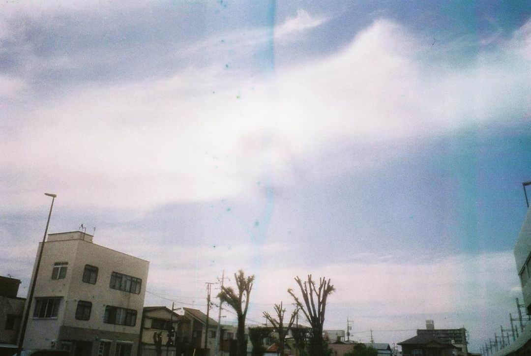 吉田友利恵さんのインスタグラム写真 - (吉田友利恵Instagram)「@yuriecamera フィルムが水没しちゃったけどなかなか好みの写真に変身してたので載せます☺︎ カメラ無事で良かった。。 犯人はいくらだけど、今回だけはナイスだったぞ。 #tiarazoom #ティアラズーム」5月25日 14時39分 - _yurieyoshida_