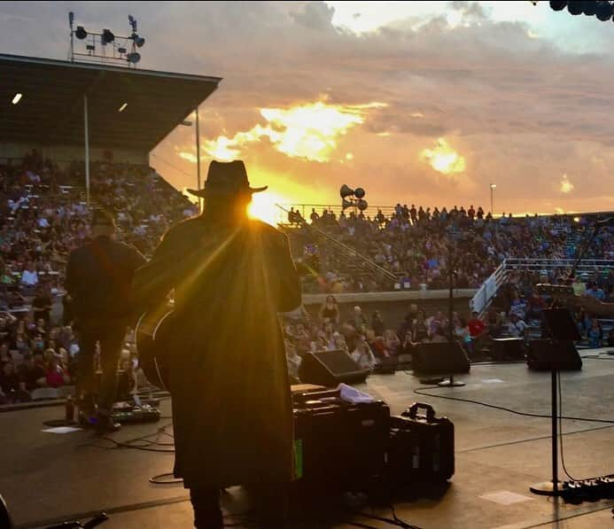 ビリー・レイ・サイラスさんのインスタグラム写真 - (ビリー・レイ・サイラスInstagram)「What a joyful heart we have to celebrate the release of the new album with this beautiful crowd tonight in Chico, California. #TheSnakeDoctorCircus billyraycyrus.lnk.to/snakedoctor」5月25日 14時42分 - billyraycyrus