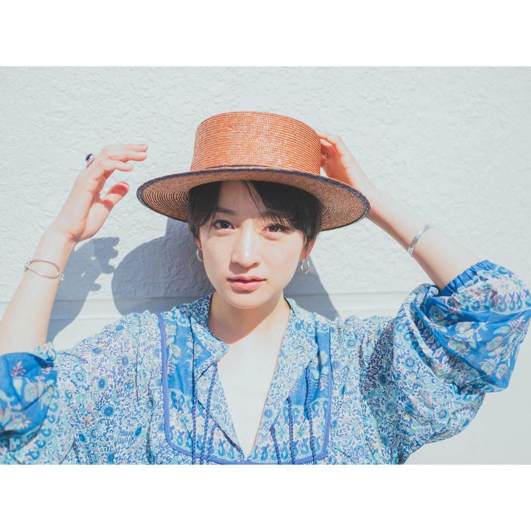 高山都さんのインスタグラム写真 - (高山都Instagram)「暑いー。 今年初の冷房をつけました。 夏みたいだなー🌞 @fraumagazine で連載中の #高山都のゆるごこちlife  今回のテーマは紫外線対策です。 オススメの日焼け止めや、サングラス、帽子を紹介しています。 photo @nobukikawaharazaki  hairmake @chikasuzuki1  writing @nahoo.sotomee  edit @chikayo_st  ワンピースは @_ancientala_ で私物。 🕶は @ayame_id  最後の2枚はオフショットだけど、お気に入り♡」5月25日 14時48分 - miyare38