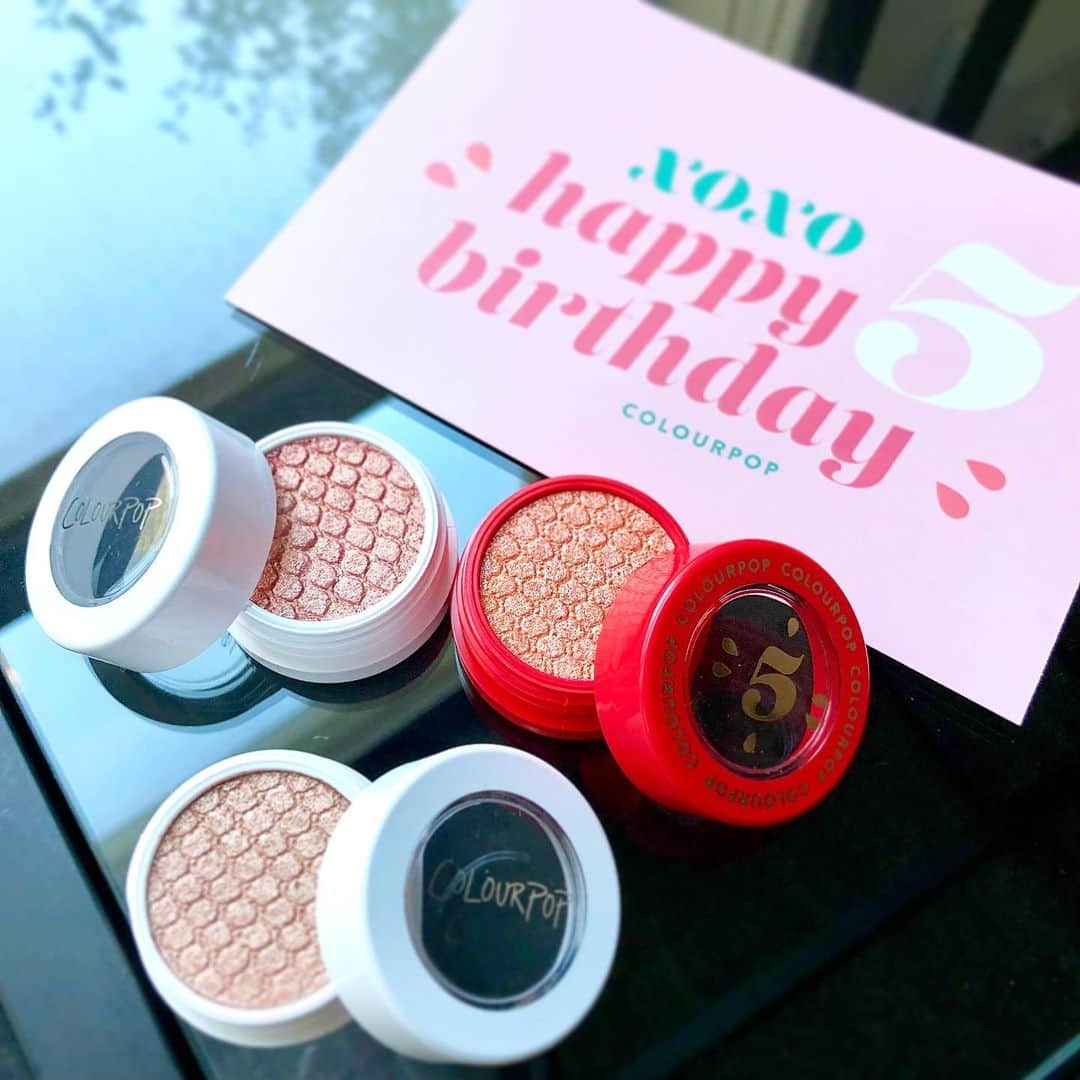 花岡維生のインスタグラム：「LA発のプチプラコスメ 〝COLOURPOP〟 やわらかい粉質で発色もすごく良くて、繊細なラメが上品にキラキラしてて、すごーくかわいい😍❤️ なのに、1つ$6というかわいいお値段❤️ 2つ買ったら、ブランド誕生5周年記念のおまけでさらにもう1つ付いてきました😂💕 ベージュ、くすみピンク、オレンジブラウンと、どれもキレイなカラーですごく使えそう🥰 思わず集めたくなるかわいさです😍 #colourpop  #colourpopcosmetics  #カラーポップ #カラポ #cosmetics #海外コスメ #アメリカコスメ #アイシャドウ #プチプラコスメ #コスメ好きさんと繋がりたい」
