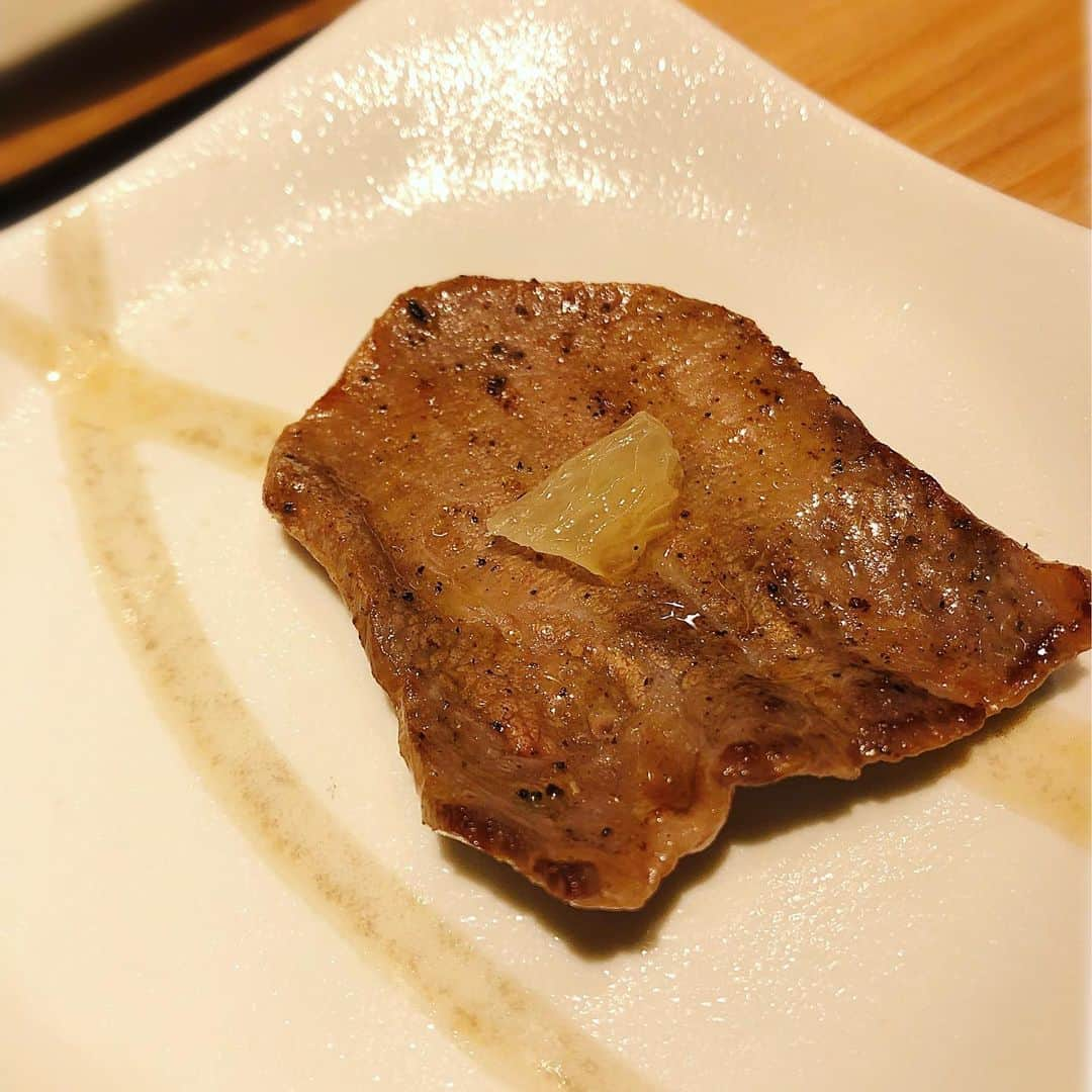 佐古真弓さんのインスタグラム写真 - (佐古真弓Instagram)「先日の #肉会 #にくすたぐらむ  #焼肉 #うしみつ一門 #目黒 #目黒グルメ  以前一緒に仕事をしてから定期的に集まる制作さん達と定例の肉会！ 何も言うまい... 美味しい...！！美味しいしか出てこない...！！！ コースでお願いしたので、お店の方が全て焼いてくれました。 こんなセレブなお店初めて...💓 どれも美味しかったけど、 ハツがね、すんごい美味しかったの！！ あんな柔らかいハツ初めてで感動しました✨ 頑張ってお金貯めてまた行きたいなぁー。 #食事会  #幸せごはん #ご馳走」5月25日 14時51分 - _sacomayumi_