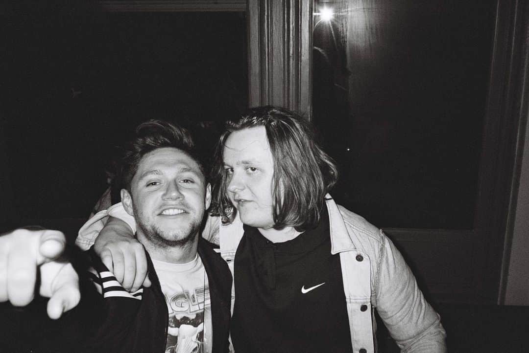 ナイル・ホーランのインスタグラム：「This absolute king has got the fastest selling album of the year! This is a great lad with an incredible amount of talent and I’m so happy for him. Congratulations @lewiscapaldi on the #1」