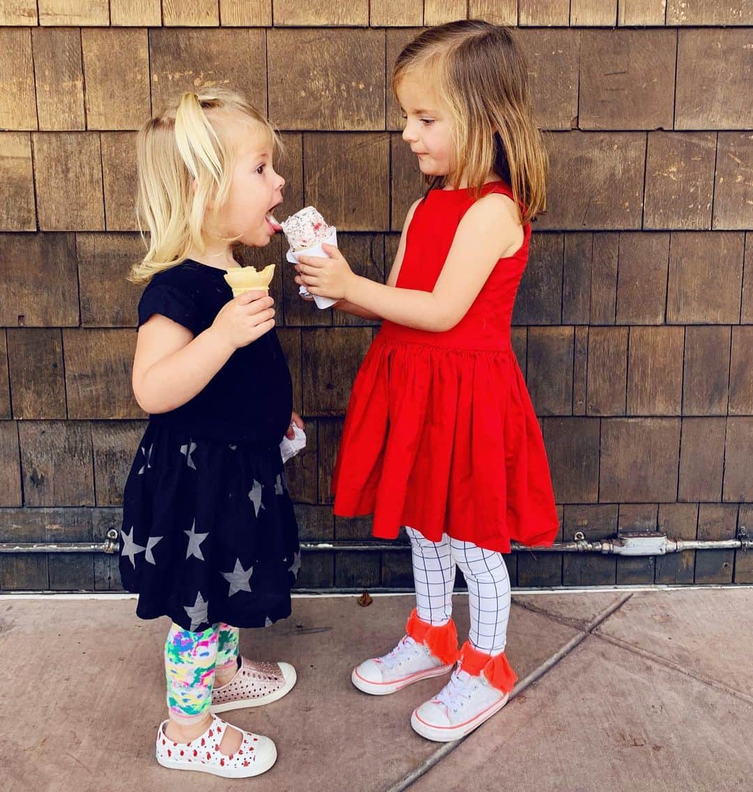 ジェシカ・シーバさんのインスタグラム写真 - (ジェシカ・シーバInstagram)「Demi’s ice cream rolled right off the cone, and in an instant Evvie ran to share hers. 😍  ETA: Thrifty’s is the best ice cream ever don’t @ me」5月25日 5時56分 - mommasgonecity