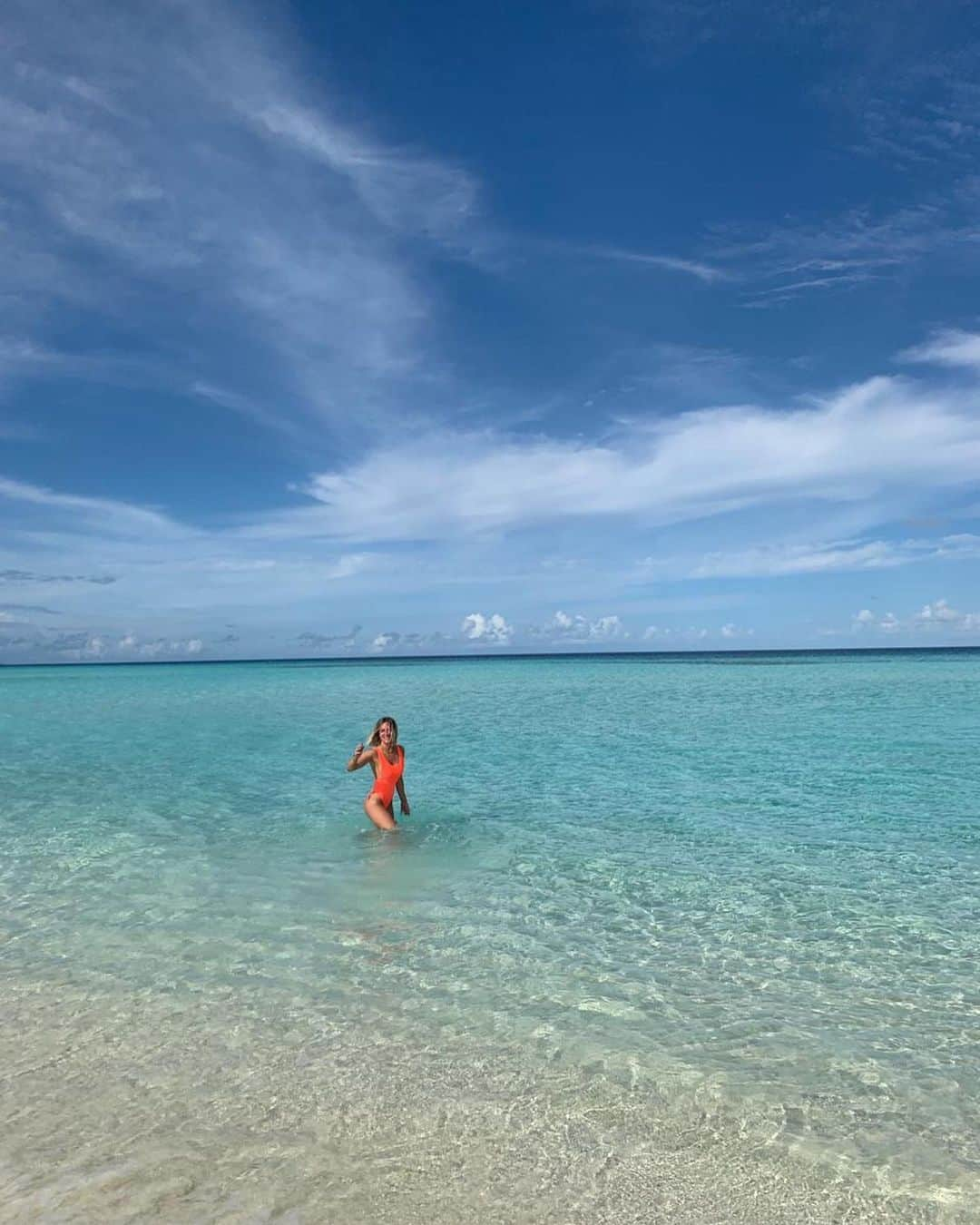 Giovanna Ewbankさんのインスタグラム写真 - (Giovanna EwbankInstagram)「Um pontinho laranja de pura felicidade no meio de uma ilha deserta. Obrigada por essa experiência única @theglobalnomadsbr e @sixsenseslaamu 🧡 Nunca pensei que pudesse viver algo assim!  #outofordinary #beaglobalnomad 🇲🇻 #Maldivas #férias #ad」5月25日 6時07分 - gioewbank