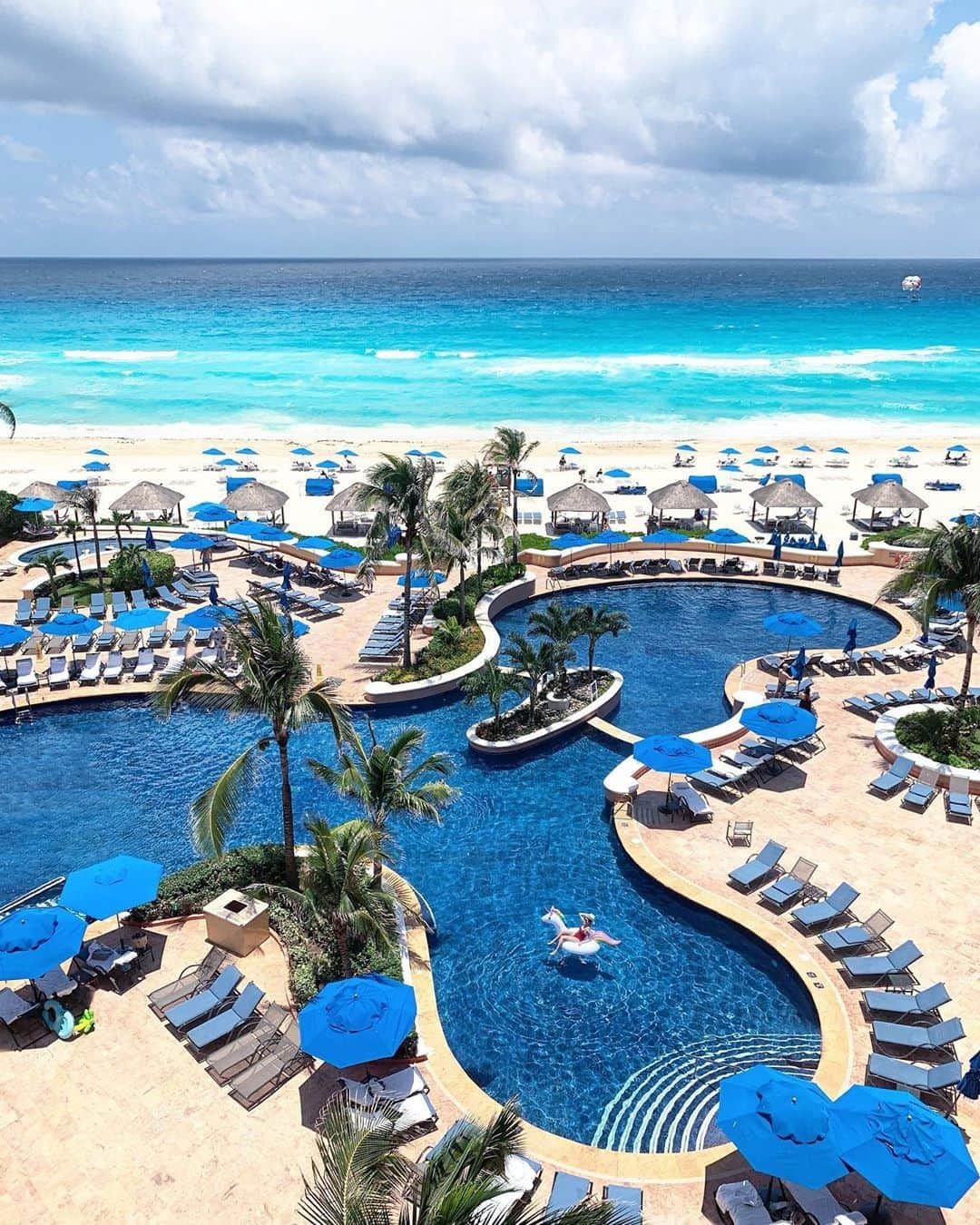 リッツ・カールトンさんのインスタグラム写真 - (リッツ・カールトンInstagram)「Float away from your cares, and drift toward peaceful, sunny days at The Ritz-Carlton, #Cancun. ⁣⠀ ⁣⠀ #Mexico #Caribbean #sunshine #pool #swimmingpool #beach #blueskies #palmtrees #paradise #waves #view #peaceful #relaxing #sunnydays #vacation #getaway #coast #travel #travelgram #Instatravel #traveldiaries #RCPartner via – @rachelvogttrends」5月25日 6時15分 - ritzcarlton