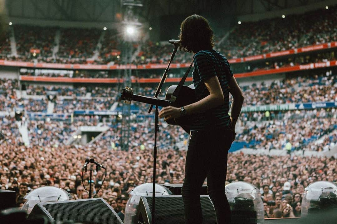 ジェームズ・ベイさんのインスタグラム写真 - (ジェームズ・ベイInstagram)「Merci Lyon! 🇫🇷 First night opening for @teddysphotos #dividetour 📷 @jonstonevideo」5月25日 6時26分 - jamesbaymusic