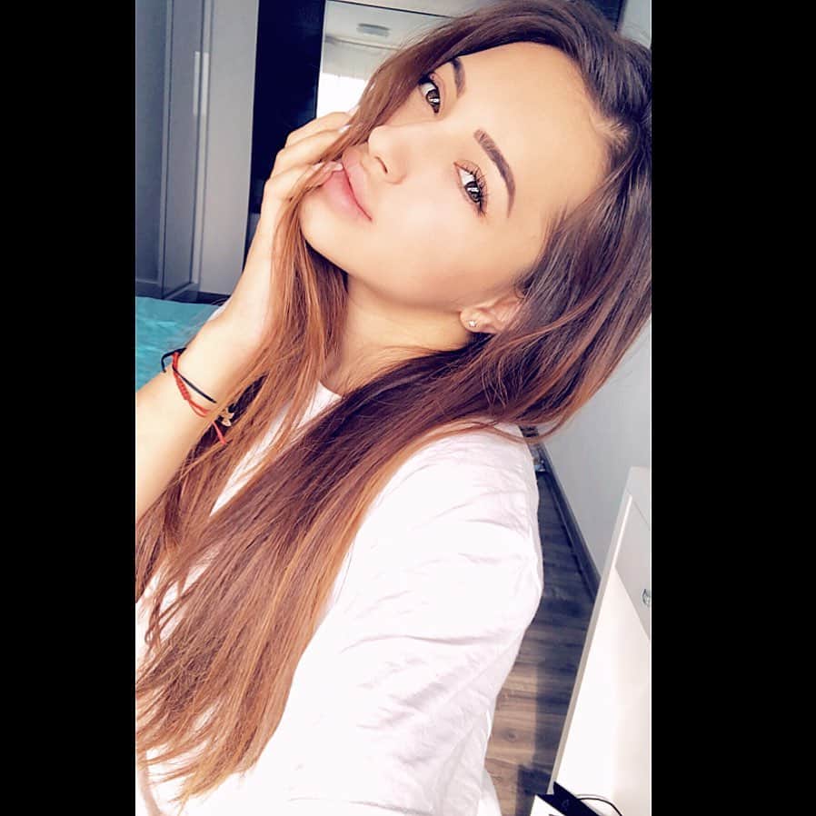 ラリサ・ヨルダケのインスタグラム：「She's the type of girl that can be so hurt but can still look at you and smile. No matter how broken she is, she'll always walk around with her head up. 🧚🏼‍♀️ #me #newface」