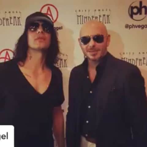 ピットブルのインスタグラム：「Getting ready for an amazing final two nights at @zappostheater 🔥 Thank you! @crissangel @phvegas  #Mindfreak」