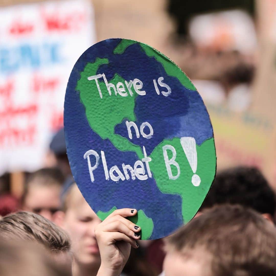 CNNさんのインスタグラム写真 - (CNNInstagram)「Hundreds of thousands of students walked out of classes on Friday to raise the alarm over #climatechange 🌍 Protests were planned in more than 125 countries and organizers expected more than 1.6 million people who take part. The movement was inspired by 16-year-old Swedish activist @gretathunberg who last year began skipping school to protest outside the Swedish parliament. Above, students protest in Auckland, New Zealand; Kiev, Ukraine; Bordeaux, France; Madrid; Berlin; Frankfurt and Delhi. For more, follow @cnnclimate. (📸: Hannah Peters, NurPhoto, Juan Pelegrín Corbacho, Picture Alliance/Getty Images, Charansh Juneja)」5月25日 6時34分 - cnn