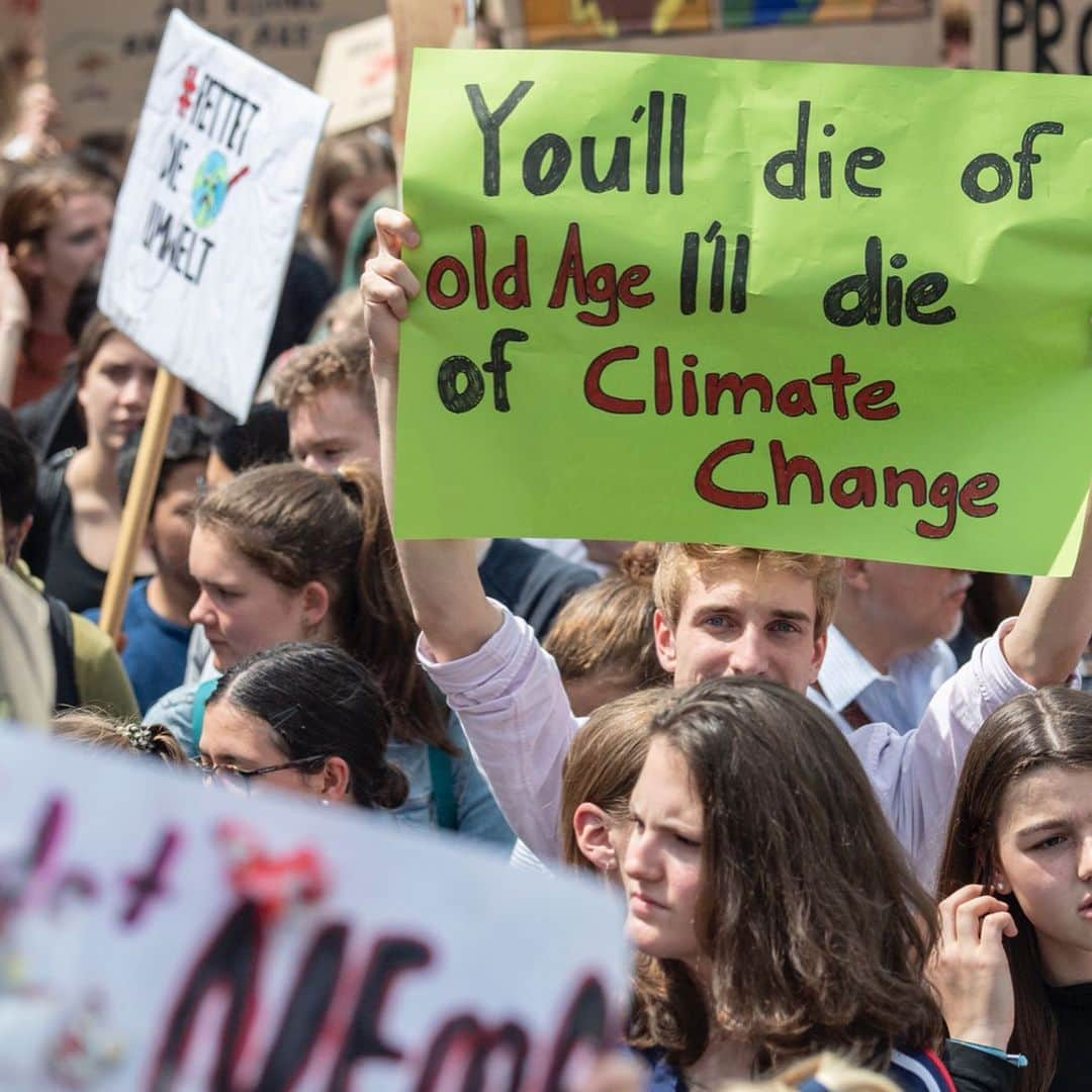 CNNさんのインスタグラム写真 - (CNNInstagram)「Hundreds of thousands of students walked out of classes on Friday to raise the alarm over #climatechange 🌍 Protests were planned in more than 125 countries and organizers expected more than 1.6 million people who take part. The movement was inspired by 16-year-old Swedish activist @gretathunberg who last year began skipping school to protest outside the Swedish parliament. Above, students protest in Auckland, New Zealand; Kiev, Ukraine; Bordeaux, France; Madrid; Berlin; Frankfurt and Delhi. For more, follow @cnnclimate. (📸: Hannah Peters, NurPhoto, Juan Pelegrín Corbacho, Picture Alliance/Getty Images, Charansh Juneja)」5月25日 6時34分 - cnn