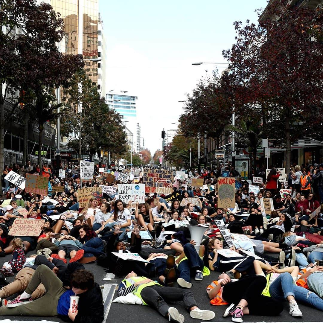 CNNさんのインスタグラム写真 - (CNNInstagram)「Hundreds of thousands of students walked out of classes on Friday to raise the alarm over #climatechange 🌍 Protests were planned in more than 125 countries and organizers expected more than 1.6 million people who take part. The movement was inspired by 16-year-old Swedish activist @gretathunberg who last year began skipping school to protest outside the Swedish parliament. Above, students protest in Auckland, New Zealand; Kiev, Ukraine; Bordeaux, France; Madrid; Berlin; Frankfurt and Delhi. For more, follow @cnnclimate. (📸: Hannah Peters, NurPhoto, Juan Pelegrín Corbacho, Picture Alliance/Getty Images, Charansh Juneja)」5月25日 6時34分 - cnn