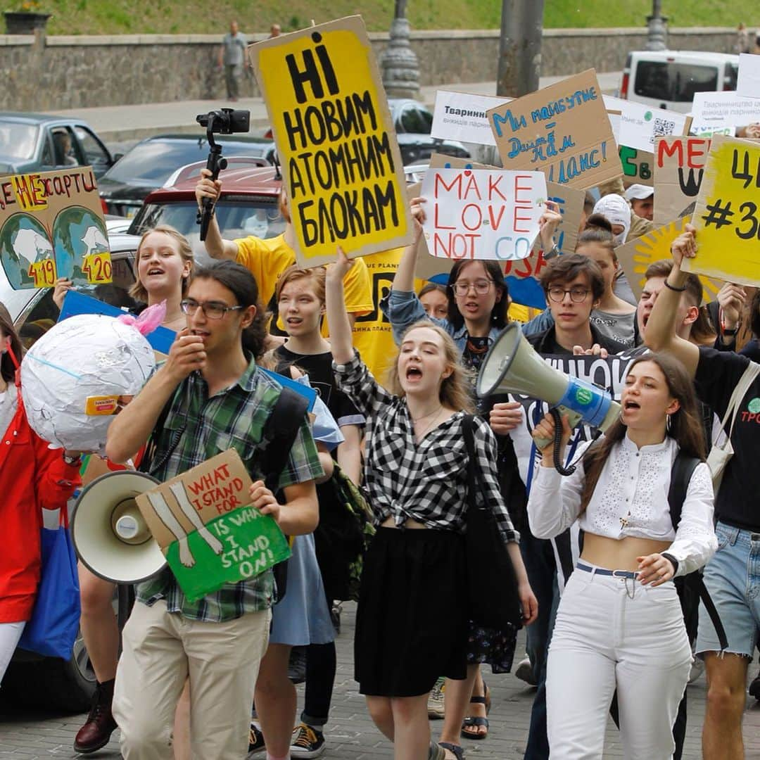 CNNさんのインスタグラム写真 - (CNNInstagram)「Hundreds of thousands of students walked out of classes on Friday to raise the alarm over #climatechange 🌍 Protests were planned in more than 125 countries and organizers expected more than 1.6 million people who take part. The movement was inspired by 16-year-old Swedish activist @gretathunberg who last year began skipping school to protest outside the Swedish parliament. Above, students protest in Auckland, New Zealand; Kiev, Ukraine; Bordeaux, France; Madrid; Berlin; Frankfurt and Delhi. For more, follow @cnnclimate. (📸: Hannah Peters, NurPhoto, Juan Pelegrín Corbacho, Picture Alliance/Getty Images, Charansh Juneja)」5月25日 6時34分 - cnn