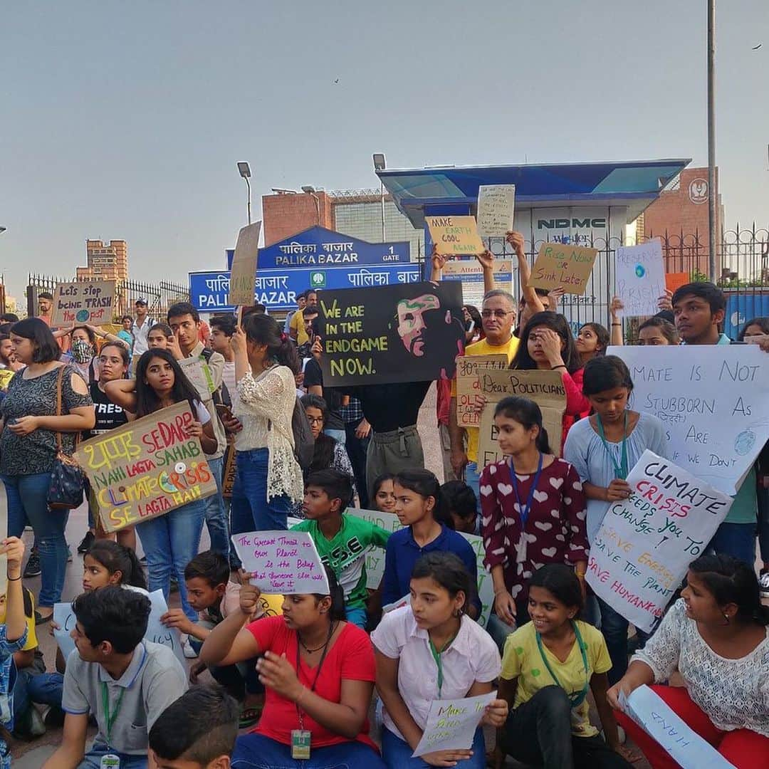 CNNさんのインスタグラム写真 - (CNNInstagram)「Hundreds of thousands of students walked out of classes on Friday to raise the alarm over #climatechange 🌍 Protests were planned in more than 125 countries and organizers expected more than 1.6 million people who take part. The movement was inspired by 16-year-old Swedish activist @gretathunberg who last year began skipping school to protest outside the Swedish parliament. Above, students protest in Auckland, New Zealand; Kiev, Ukraine; Bordeaux, France; Madrid; Berlin; Frankfurt and Delhi. For more, follow @cnnclimate. (📸: Hannah Peters, NurPhoto, Juan Pelegrín Corbacho, Picture Alliance/Getty Images, Charansh Juneja)」5月25日 6時34分 - cnn