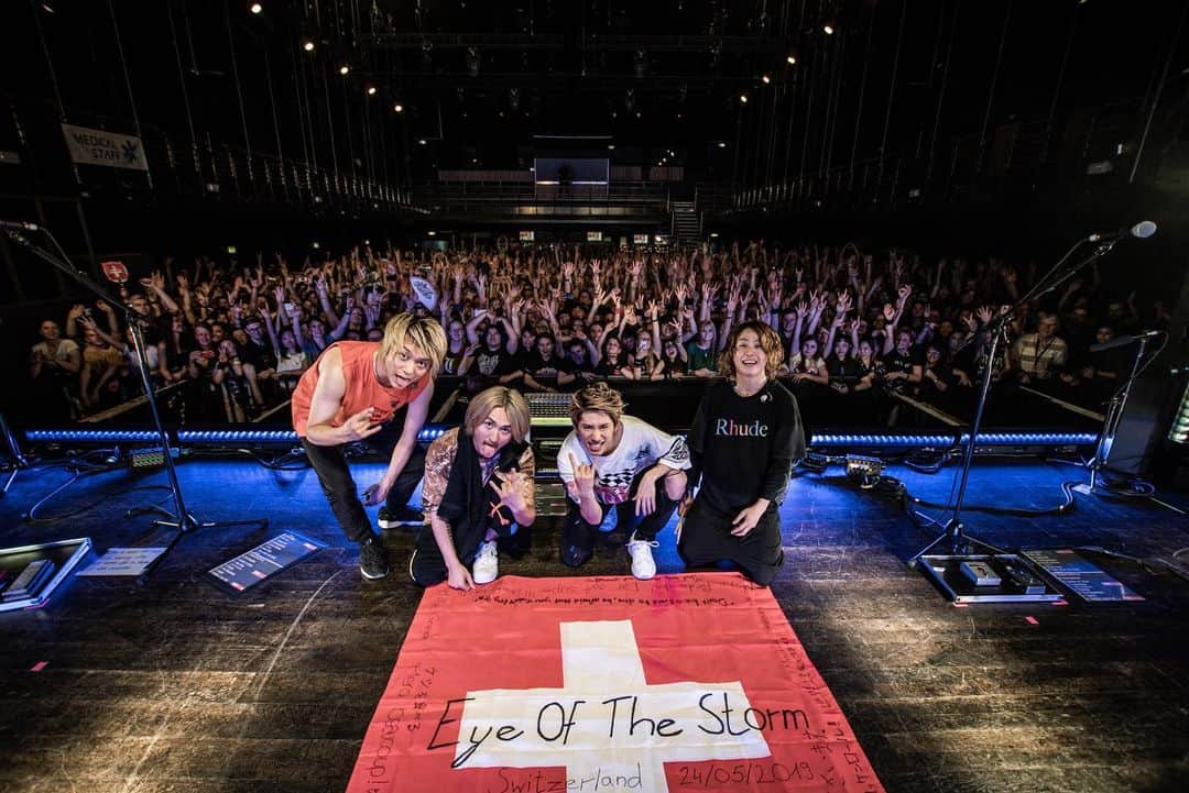 Taka さんのインスタグラム写真 - (Taka Instagram)「Thank you Switzerland 🇨🇭 you guys were best crowd on this tour so far !!! @jamiecarterfilms @oneokrockofficial」5月25日 6時54分 - 10969taka