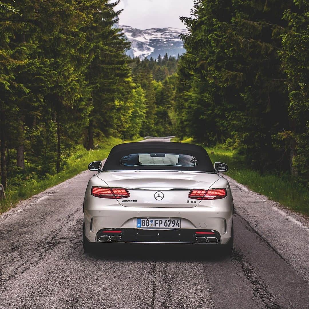 メルセデス・ベンツさんのインスタグラム写真 - (メルセデス・ベンツInstagram)「Ready for the road. 🌲 📸: @patrickpaparella for #MBsocialcar [Mercedes-AMG S 63 4MATIC+ Cabriolet | Kraftstoffverbrauch kombiniert: 11,5 l/100 km | CO₂-Emissionen kombiniert: 263 g/km | mb4.me/nefz]  #MercedesAMG #AMG #S63 #cars247 #car #cars #awesomecars #carsofinstagram #amazingcars #DrivingPerformance」5月25日 6時55分 - mercedesbenz