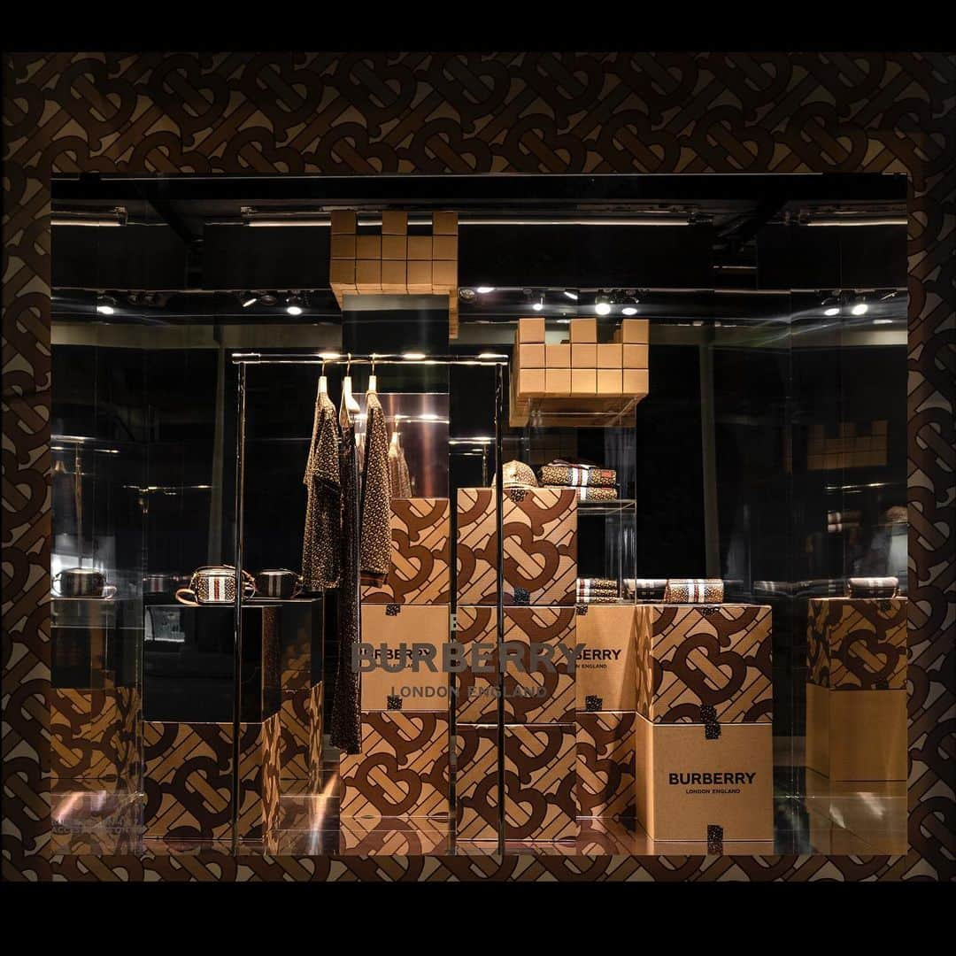 Saks Fifth Avenueさんのインスタグラム写真 - (Saks Fifth AvenueInstagram)「Experience the @burberry TB Monogram Collection created by Thomas Burberry, reimagined by @riccardotisci17. Make sure to stop by our NY Flagship windows this weekend.」5月25日 6時57分 - saks