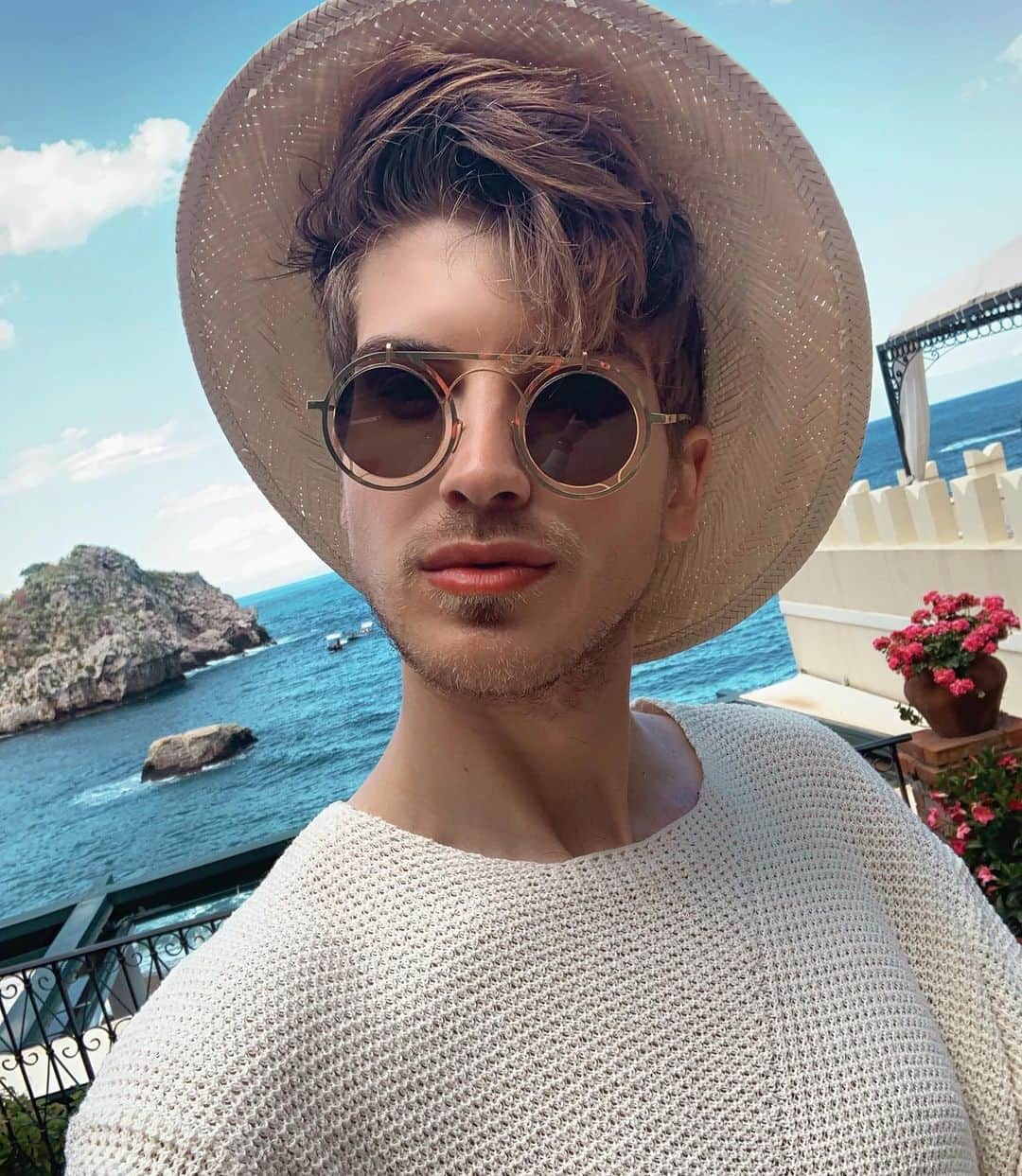 ジョーイ・グレーセッファのインスタグラム：「On the verge of a mental breakdown hbu? 🏴‍☠️」