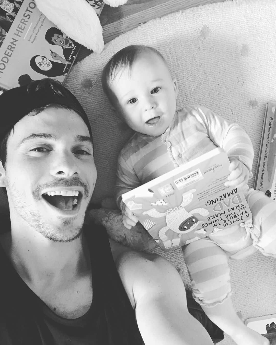 マシュー・カマのインスタグラム：「Being a dad is the best.」