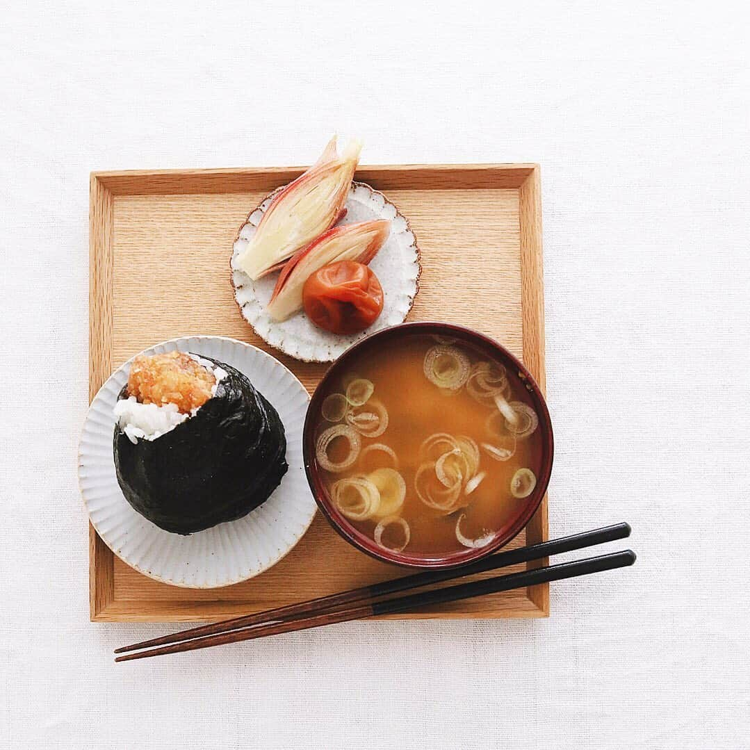 樋口正樹さんのインスタグラム写真 - (樋口正樹Instagram)「Today's breakfast . 今日の朝ごはんは、 唐揚げのおにぎり、 しじみのお味噌汁、 みょうがの酢漬け、 ＆梅干。 . 唐揚げは残りもの。 今日も暑くなるので 熱中症に注意です。 . . #おにぎり #唐揚げおにぎり #朝ごはん #しじみの味噌汁 #japanesefood #japanesebreakfast」5月25日 7時07分 - higuccini