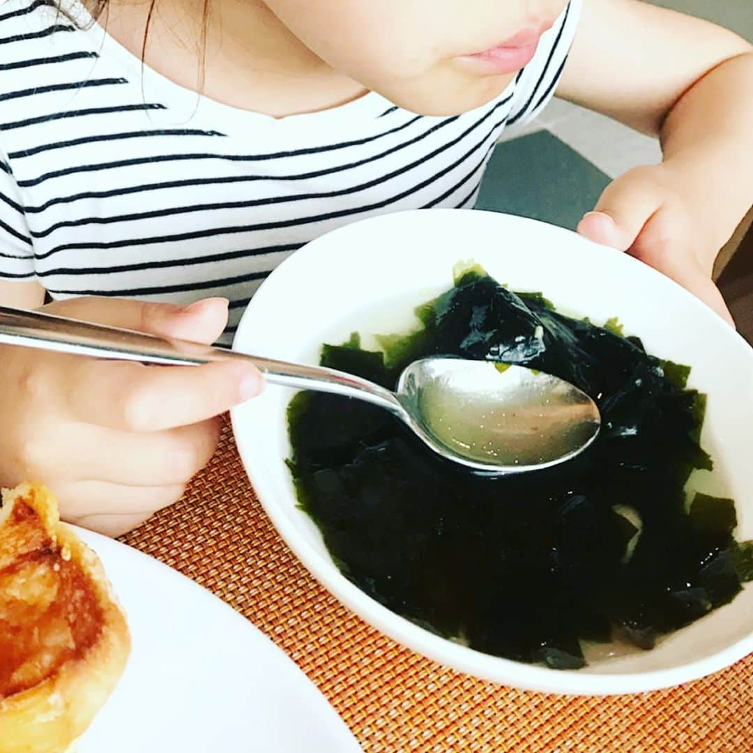 渡辺由香さんのインスタグラム写真 - (渡辺由香Instagram)「#vietnamfood #breakfast #familytrip  ベトナム旅のふりかえり〜 とにかくご飯が美味しかった今回の旅♡ アンサナランコーの朝ごはんはすんごい種類で毎日半分ぐらいメニュー変わるし、シャンパン飲み放題だし、朝起きて、朝ごはんが毎日楽しみだったなぁ〜 毎日食べたフォーとマンゴスチンってフルーツが日本ではかなり高級でめちゃくちゃ美味しいって初めて知った😍 エビや海鮮や海鮮ダシ的な調味料がサイコー ハナボーはベトナム関係ないけど、ワカメスープに今回の旅でハマり毎日食べてたw 最近我が家でワカメスープ生活もはじめとります💋 誰かベトナム料理行こ👍🏻 さ、今日もハナボーとお出かけ 楽しみだぁ〜🏕 #ベトナム旅行 #ベトナム料理 #子連れ旅行」5月25日 7時23分 - yukawatanabe_hanabo